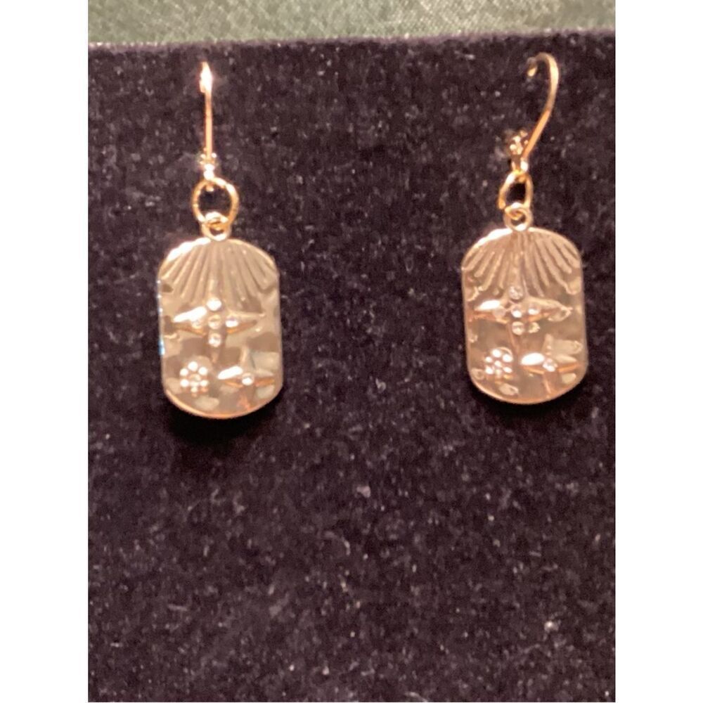 NWOT. Goldtone Embossed Stars Leverback Earrings